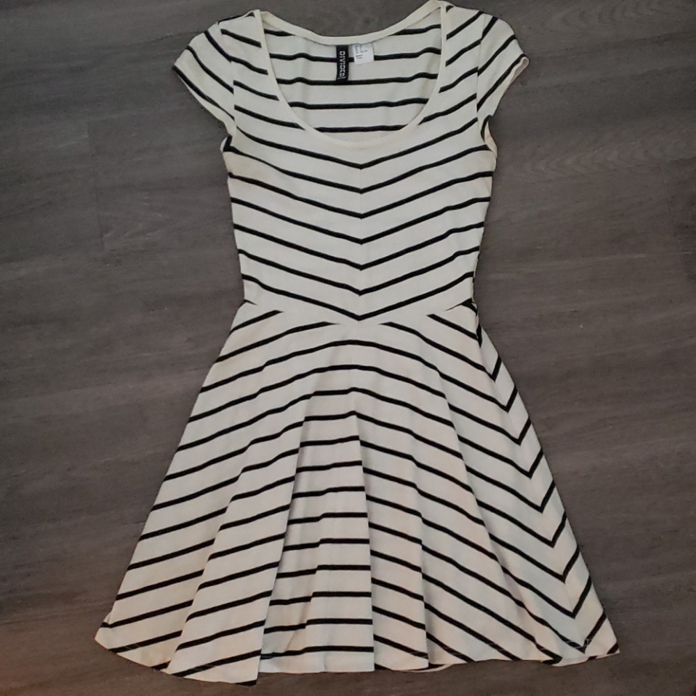 Short sleeved black and white stripe dreas